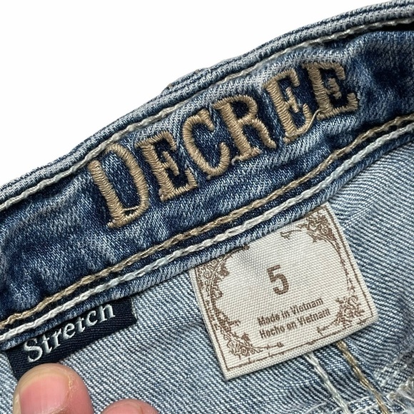 Decree Medium Wash Cut Off Distressed Ripped Jean Shorts Size 5 - Picture 4 of 8
